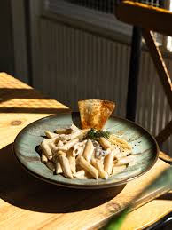 Karbonhidrat, yağ ve proteinin birlikte olduğu öğünler tokluk hissini artırsa da porsiyon ve içerik dengesi hâlâ belirleyicidir.