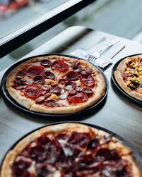 Rafine un ve yağ ağırlıklı seçimler, ilk anda doyurucu hissettirse de kan şekerindeki hızlı dalgalanmalar nedeniyle kısa sürede yeniden acıkmanıza neden olabilir.