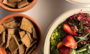 Glisemik indeks ve tokluk hissini destekleyen dengeli öğün örneği sebze ve sağlıklı yemekler