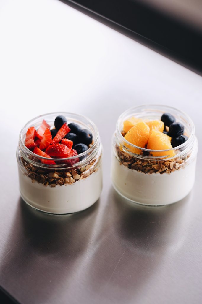 Protein ve lif içeren dengeli bir seçenek: taze meyve ve CF granola ile yoğurt