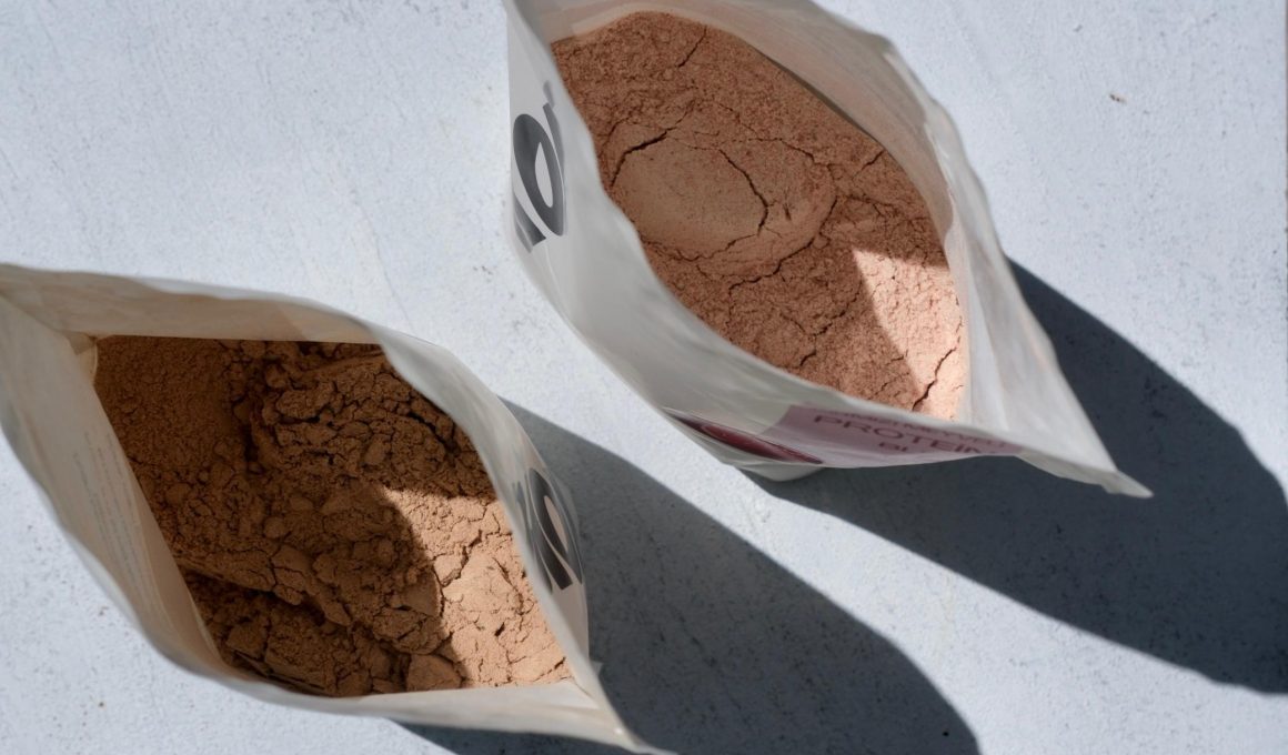 Açık ambalajlarda farklı içeriklerde protein tozları