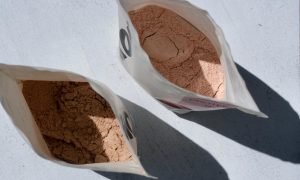 Açık ambalajlarda farklı içeriklerde protein tozları