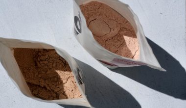Açık ambalajlarda farklı içeriklerde protein tozları