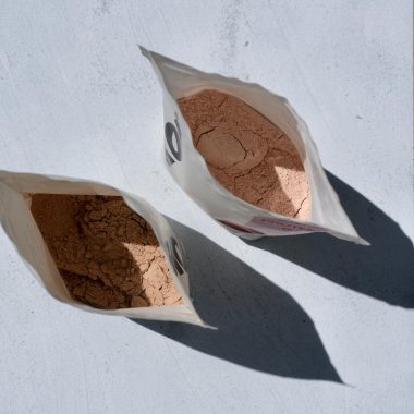 Açık ambalajlarda farklı içeriklerde protein tozları